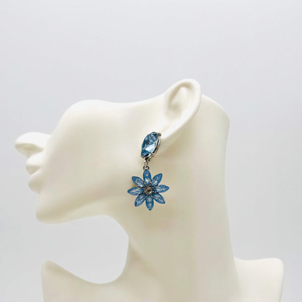 Handgemaakt statement oorbel earrings blue swarovski flower handgemaakt door MUZE earrings. Gratis geleverd binnen nederland en belgie.