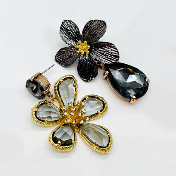 Handgemaakt statement oorbel earrings grey swarovski flower handgemaakt door MUZE earrings. Gratis geleverd binnen nederland en belgie.