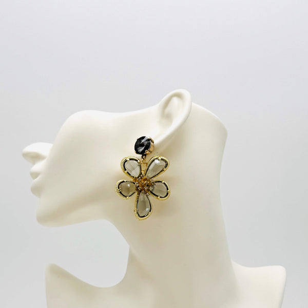 Handgemaakt statement oorbel earrings grey swarovski flower handgemaakt door MUZE earrings. Gratis geleverd binnen nederland en belgie.