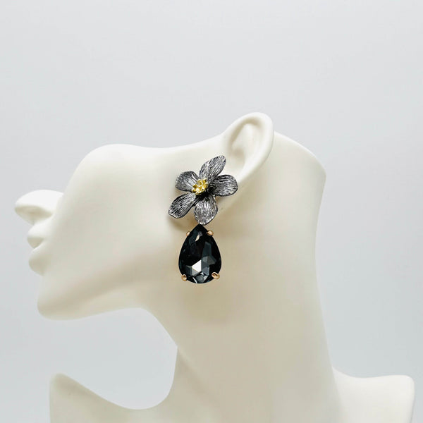 Handgemaakt statement oorbel earrings grey swarovski flower handgemaakt door MUZE earrings. Gratis geleverd binnen nederland en belgie.