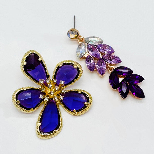 Handgemaakt statement oorbel earrings purple swarovski flower handgemaakt door MUZE earrings. Gratis geleverd binnen nederland en belgie.