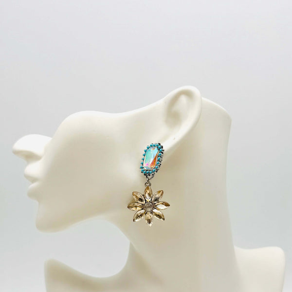 Handgemaakt statement oorbel blue champagne flower handgemaakt door MUZE earrings. Gratis geleverd binnen nederland en belgie.