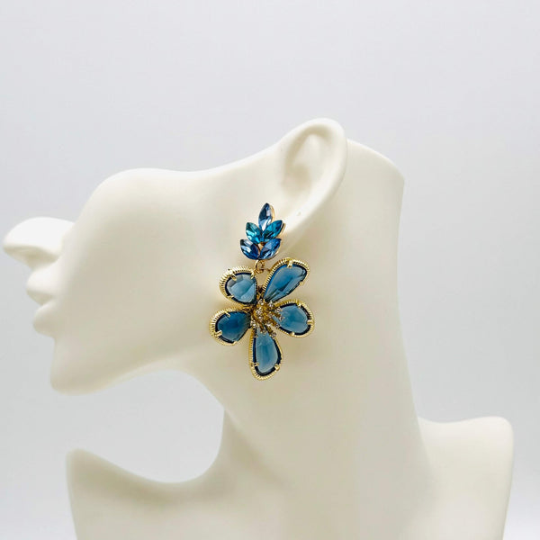 Handgemaakt statement oorbel blue swarovski flower handgemaakt door MUZE earrings. Gratis geleverd binnen nederland en belgie.