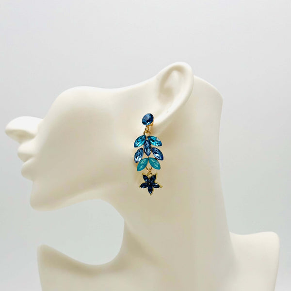 Handgemaakt statement oorbel blue swarovski flower handgemaakt door MUZE earrings. Gratis geleverd binnen nederland en belgie.