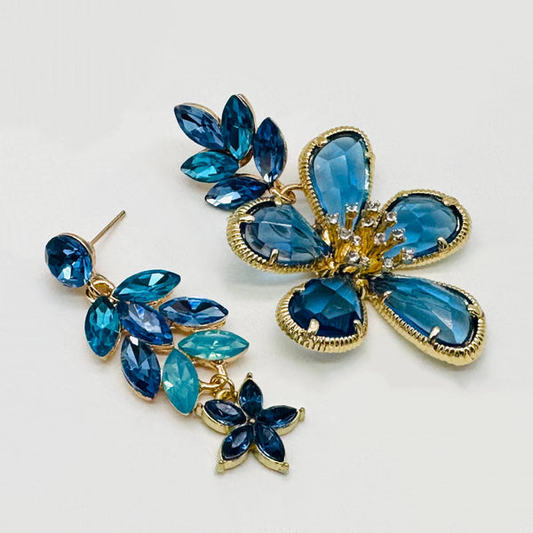 Handgemaakt statement oorbel blue swarovski flower handgemaakt door MUZE earrings. Gratis geleverd binnen nederland en belgie.