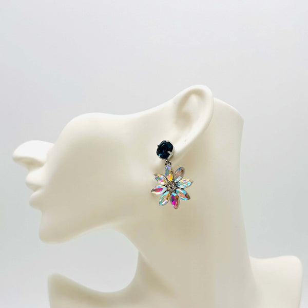 Handgemaakt statement oorbel blue swarovski flower handgemaakt door MUZE earrings. Gratis geleverd binnen nederland en belgie.