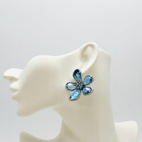Handgemaakt statement oorbel blue swarovski flower handgemaakt door MUZE earrings. Gratis geleverd binnen nederland en belgie.