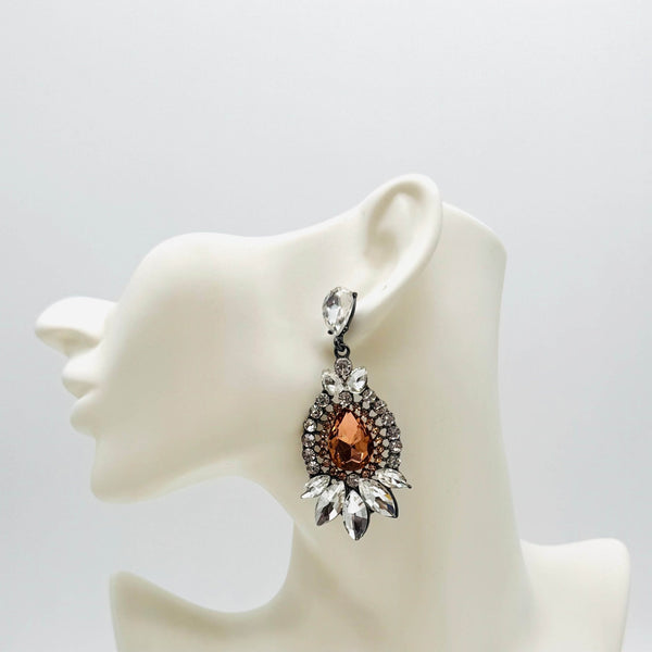 Handgemaakt statement oorbel clear peach flower handgemaakt door MUZE earrings. Gratis geleverd binnen nederland en belgie.