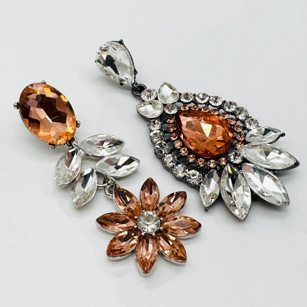 Handgemaakt statement oorbel clear peach flower handgemaakt door MUZE earrings. Gratis geleverd binnen nederland en belgie.