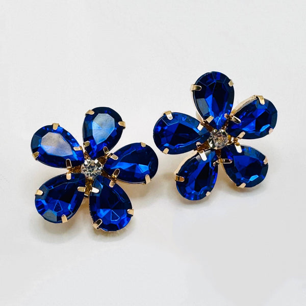 Handgemaakt statement oorbel clips mirrored cobalt flower handgemaakt door MUZE earrings. Gratis geleverd binnen nederland en belgie.