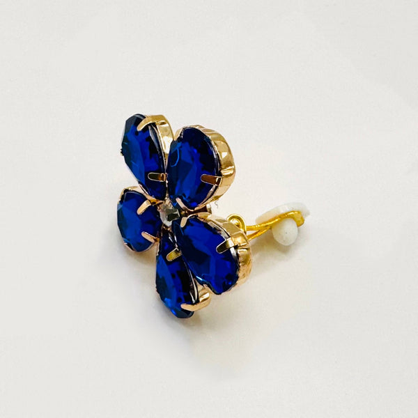 Handgemaakt statement oorbel clips mirrored cobalt flower handgemaakt door MUZE earrings. Gratis geleverd binnen nederland en belgie.