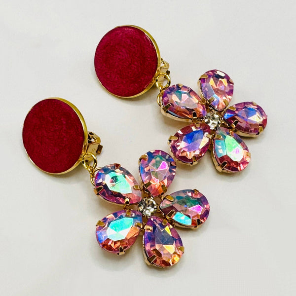 Handgemaakt statement oorbel clips mirrored fuchsia flower handgemaakt door MUZE earrings. Gratis geleverd binnen nederland en belgie.