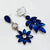 Handgemaakt statement oorbel cobalt blue flower handgemaakt door MUZE earrings. Gratis geleverd binnen nederland en belgie.