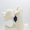 Handgemaakt statement oorbel cobalt blue flower handgemaakt door MUZE earrings. Gratis geleverd binnen nederland en belgie.