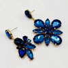 Handgemaakt statement oorbel earrings big blue flower handgemaakt door MUZE earrings. Gratis geleverd binnen nederland en belgie.