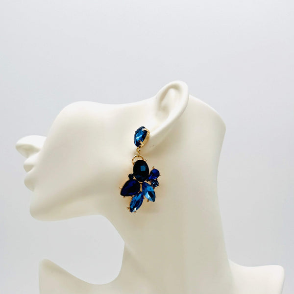 Handgemaakt statement oorbel earrings big blue flower handgemaakt door MUZE earrings. Gratis geleverd binnen nederland en belgie.