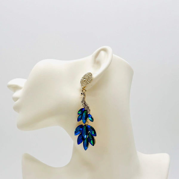 Handgemaakt statement oorbel earrings blue ab peacock handgemaakt door MUZE earrings. Gratis geleverd binnen nederland en belgie.