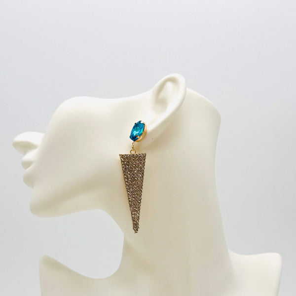 Handgemaakt statement oorbel earrings blue ab peacock handgemaakt door MUZE earrings. Gratis geleverd binnen nederland en belgie.