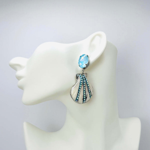 Handgemaakt statement oorbel earrings blue glam shell handgemaakt door MUZE earrings. Gratis geleverd binnen nederland en belgie.