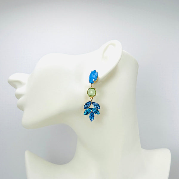 Handgemaakt statement oorbel earrings blue green hummingbird handgemaakt door MUZE earrings. Gratis geleverd binnen nederland en belgie.