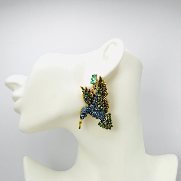 Handgemaakt statement oorbel earrings blue green hummingbird handgemaakt door MUZE earrings. Gratis geleverd binnen nederland en belgie.