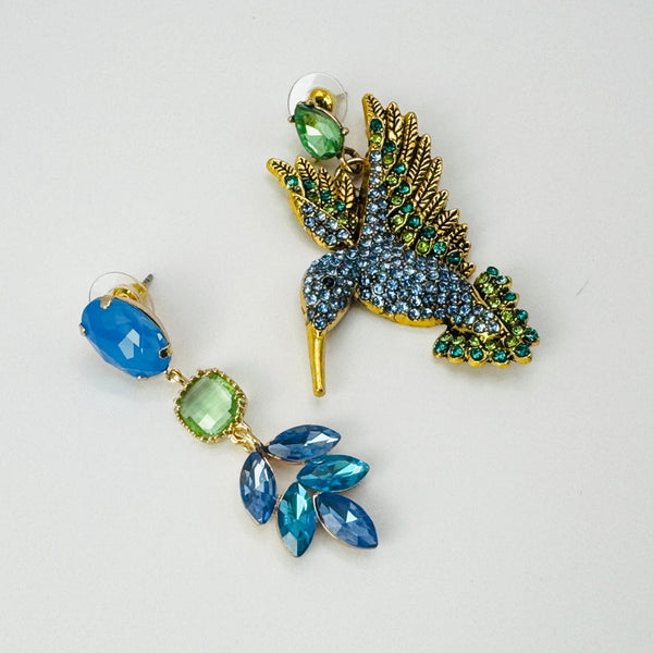 Handgemaakt statement oorbel earrings blue green hummingbird handgemaakt door MUZE earrings. Gratis geleverd binnen nederland en belgie.