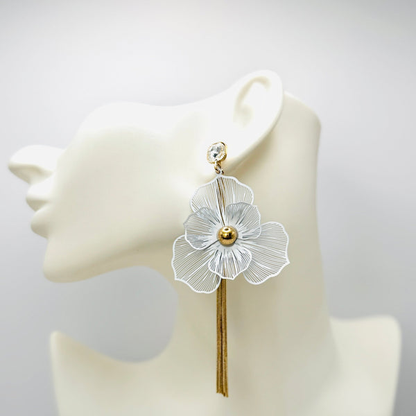 Handgemaakt statement oorbel earrings boho wedding flower handgemaakt door MUZE earrings. Gratis geleverd binnen nederland en belgie.