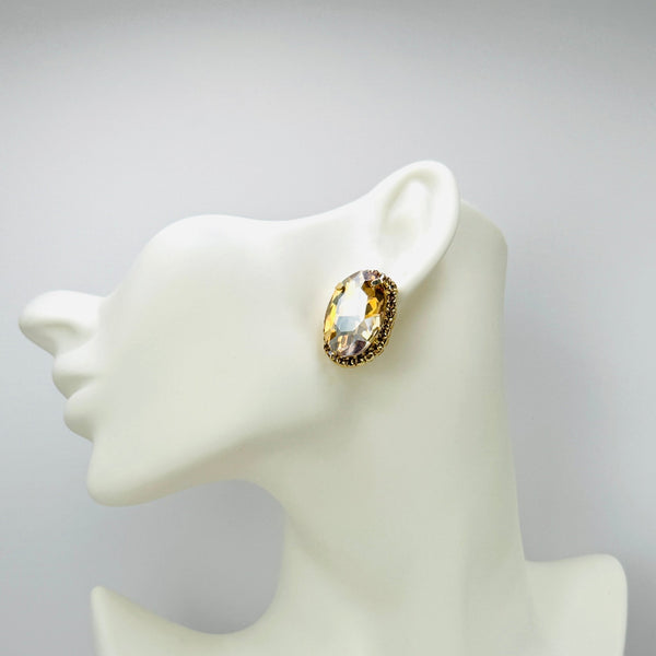 Handgemaakt statement oorbel earrings champagne studs handgemaakt door MUZE earrings. Gratis geleverd binnen nederland en belgie.