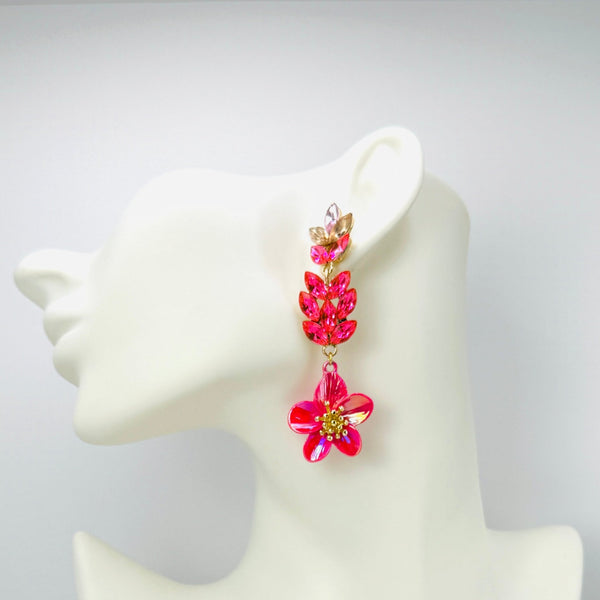 Handgemaakt statement oorbel earrings fuchsia flowers handgemaakt door MUZE earrings. Gratis geleverd binnen nederland en belgie.