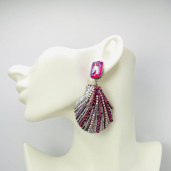 Handgemaakt statement oorbel earrings fuchsia pink shell handgemaakt door MUZE earrings. Gratis geleverd binnen nederland en belgie.