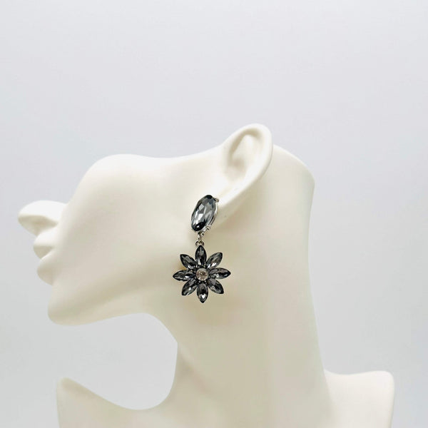 Handgemaakt statement oorbel earrings grey swarovski flower handgemaakt door MUZE earrings. Gratis geleverd binnen nederland en belgie.
