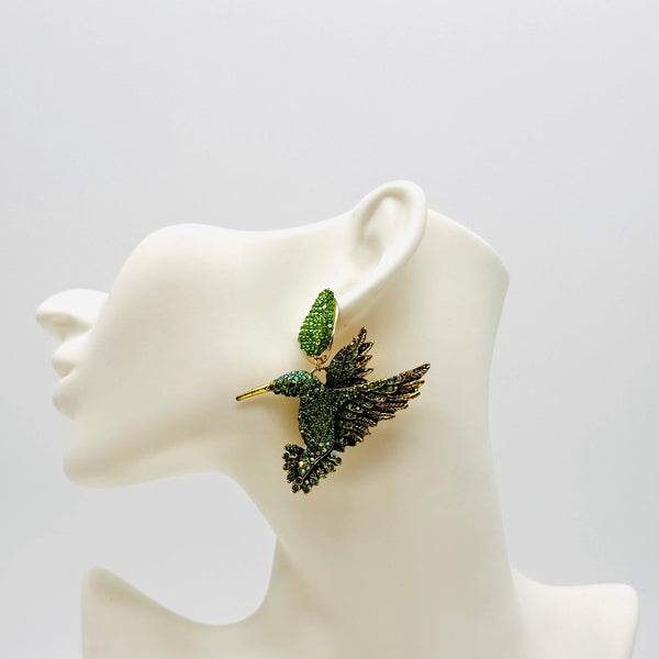 Handgemaakt statement oorbel earrings light green hummingbird handgemaakt door MUZE earrings. Gratis geleverd binnen nederland en belgie.