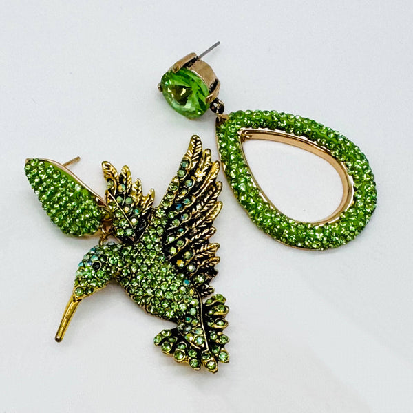 Handgemaakt statement oorbel earrings light green hummingbird handgemaakt door MUZE earrings. Gratis geleverd binnen nederland en belgie.