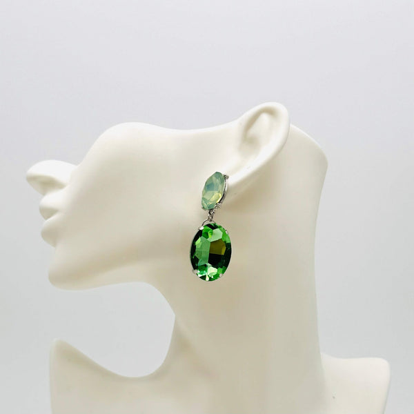 Handgemaakt statement oorbel earrings light green spring handgemaakt door MUZE earrings. Gratis geleverd binnen nederland en belgie.
