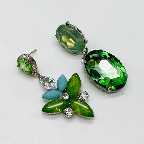 Handgemaakt statement oorbel earrings light green spring handgemaakt door MUZE earrings. Gratis geleverd binnen nederland en belgie.