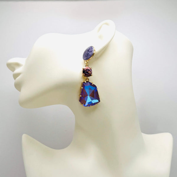 Handgemaakt statement oorbel earrings mirrored lilac drop handgemaakt door MUZE earrings. Gratis geleverd binnen nederland en belgie.