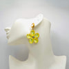 Handgemaakt statement oorbel earrings mirrored pastel yellow flower handgemaakt door MUZE earrings. Gratis geleverd binnen nederland en belgie.