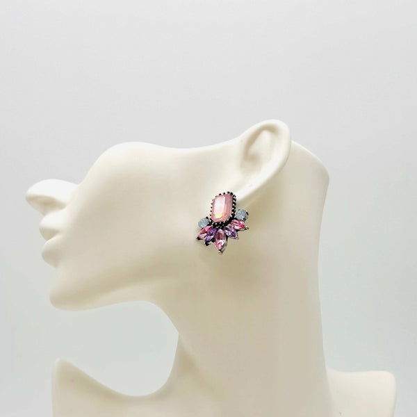 Handgemaakt statement oorbel earrings opal pink dreams handgemaakt door MUZE earrings. Gratis geleverd binnen nederland en belgie.