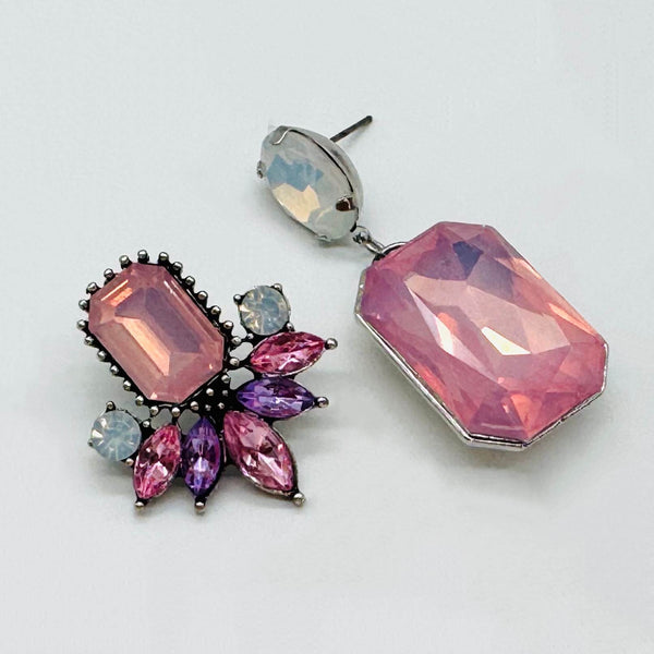 Handgemaakt statement oorbel earrings opal pink dreams handgemaakt door MUZE earrings. Gratis geleverd binnen nederland en belgie.