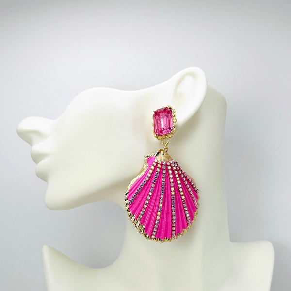Handgemaakt statement oorbel earrings pink strass cockle handgemaakt door MUZE earrings. Gratis geleverd binnen nederland en belgie.