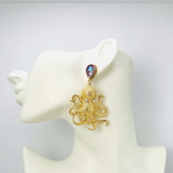 Handgemaakt statement oorbel earrings purple octopus handgemaakt door MUZE earrings. Gratis geleverd binnen nederland en belgie.