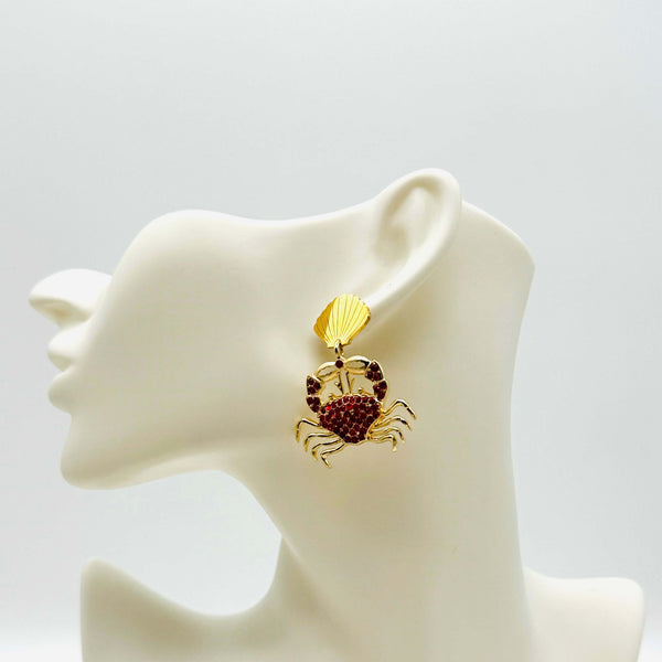 Handgemaakt statement oorbel earrings red strass crab handgemaakt door MUZE earrings. Gratis geleverd binnen nederland en belgie.