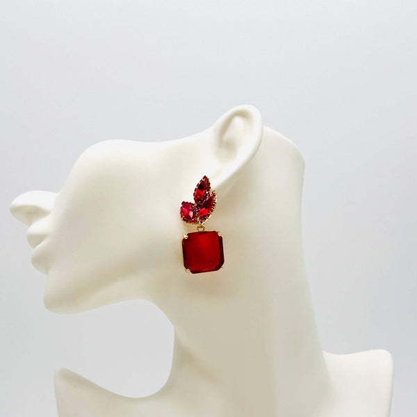 Handgemaakt statement oorbel earrings red strass dreams handgemaakt door MUZE earrings. Gratis geleverd binnen nederland en belgie.