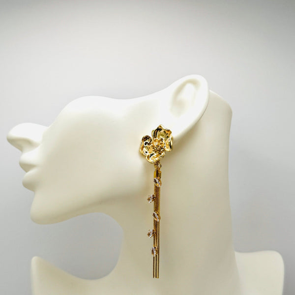 Handgemaakt statement oorbel earrings small flower handgemaakt door MUZE earrings. Gratis geleverd binnen nederland en belgie.