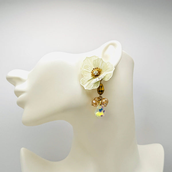 Handgemaakt statement oorbel earrings soft yellow daisy handgemaakt door MUZE earrings. Gratis geleverd binnen nederland en belgie.