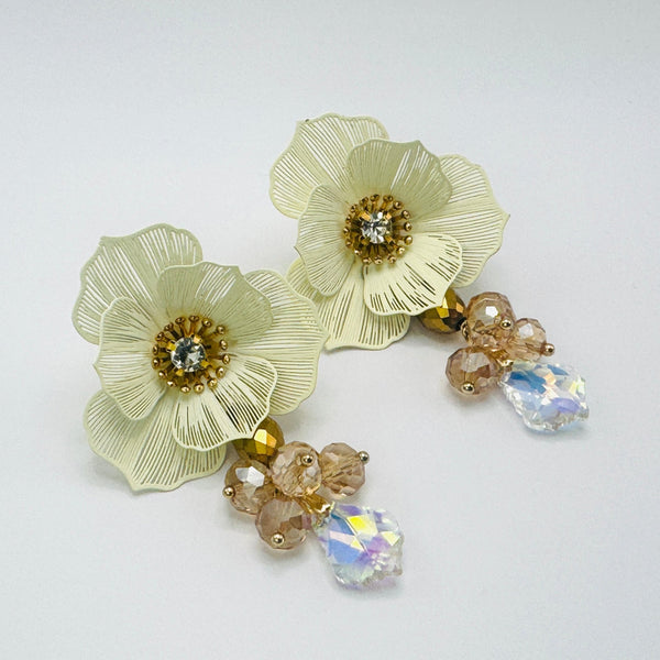 Handgemaakt statement oorbel earrings soft yellow daisy handgemaakt door MUZE earrings. Gratis geleverd binnen nederland en belgie.