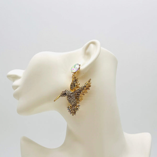 Handgemaakt statement oorbel earrings white ab hummingbird handgemaakt door MUZE earrings. Gratis geleverd binnen nederland en belgie.