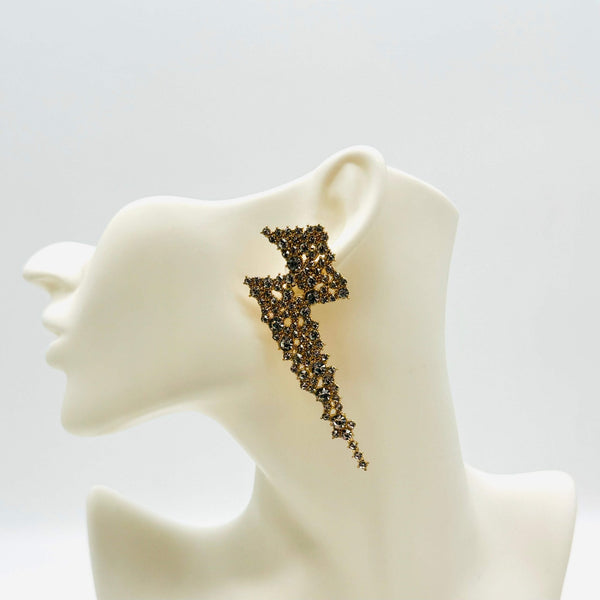 Handgemaakt statement oorbel earrings white lightning handgemaakt door MUZE earrings. Gratis geleverd binnen nederland en belgie.