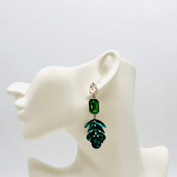 Handgemaakt statement oorbel green spring leafs handgemaakt door MUZE earrings. Gratis geleverd binnen nederland en belgie.