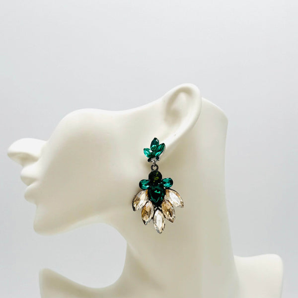 Handgemaakt statement oorbel green spring leafs handgemaakt door MUZE earrings. Gratis geleverd binnen nederland en belgie.